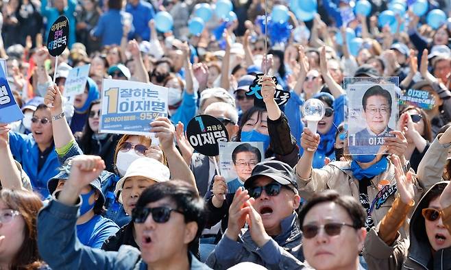 6·3 대통령선거 공식 선거운동 첫날인 12일 서울 광화문 청계광장서 열린 더불어민주당 이재명 후보 출정식 및 첫 유세에서 지지자들이 후보 연설에 환호하고 있다. 연합뉴스