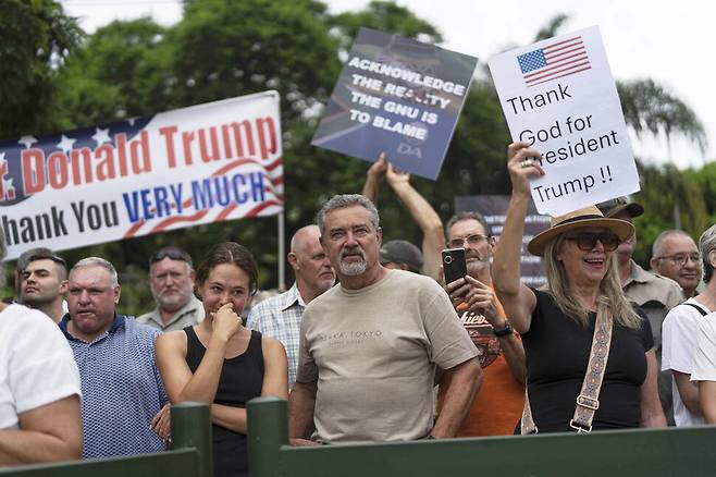 남아프리카공화국 백인들이 지난 2월15일 프리토리아 미국 대사관 앞에서 도널드 트럼프 대통령에 대한 지지 시위를 펼치고 있다. AP 연합뉴스