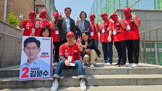 12일 “승리만이 답입니다. 파이팅!”라는 글과 함께 올라온 사진. 이수정 페이스북 갈무리