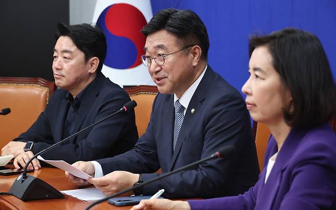 2025년 5월 5일 서울 영등포구 여의도 국회에서 윤호중 더불어민주당 중앙선대위 총괄본부장이 조희대 대법원의 졸속 파기환송 판결에 대해 말하고 있다. 한겨레 윤운식 선임기자 yws@hani.co.kr