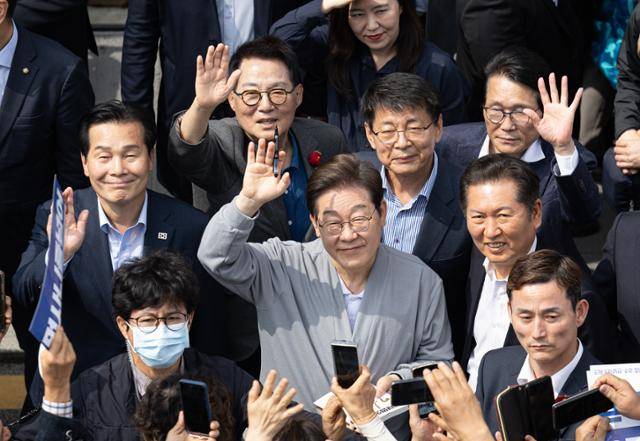 경청투어에 나선 이재명 더불어민주당 대통령 후보가 11일 전남 영암군 독천낙지거리에서 손을 흔들며 인사하고 있다. 뉴스1