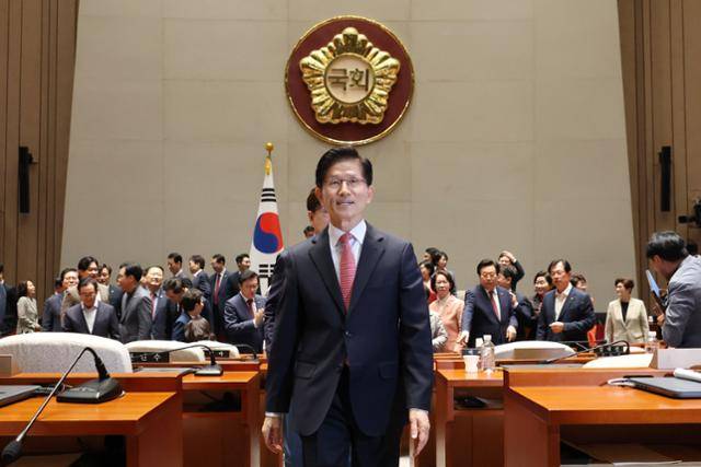 김문수 국민의힘 대선 후보가 11일 국회에서 열린 의원총회를 마친 뒤 의총장을 나서고 있다. 뉴스1