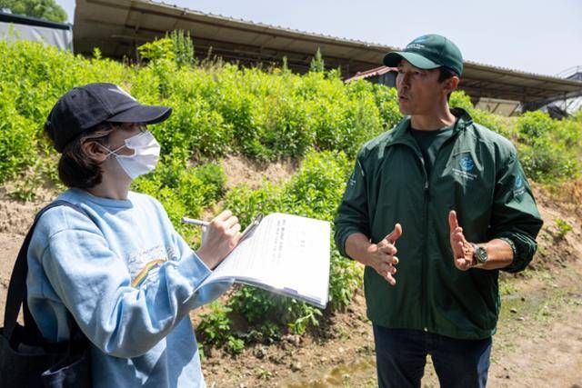 배우 다니엘 헤니가 8일 청주시 개농장 구조 현장에서 본보 기자와 인터뷰를 하고 있다. 청주=박시몬 기자