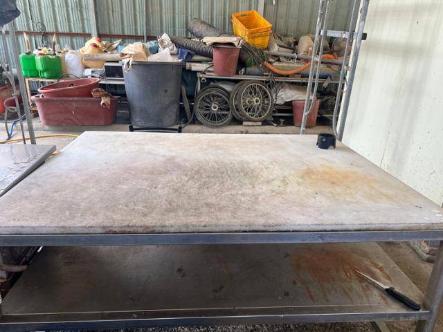 개농장 안에 있던 도축 시설에는 칼집과 핏자국이 그대로 남아 있었다. 바로 옆에 개들을 길렀던 뜬장이 배치돼 개들은 다른 개들이 죽임을 당하는 걸 그대로 지켜봐야 했다. 청주=고은경 기자