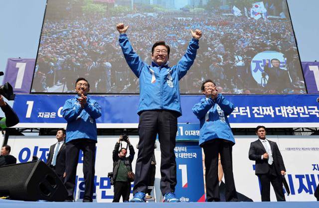 이재명 더불어민주당 대통령 후보가 제21대 대통령선거 공식 선거운동이 시작된 12일 오전 서울 종로구 청계광장에서 열린 중앙선거대책위원회 출정식에서 선대위원장들과 시민들에 인사하고 있다. 뉴스1