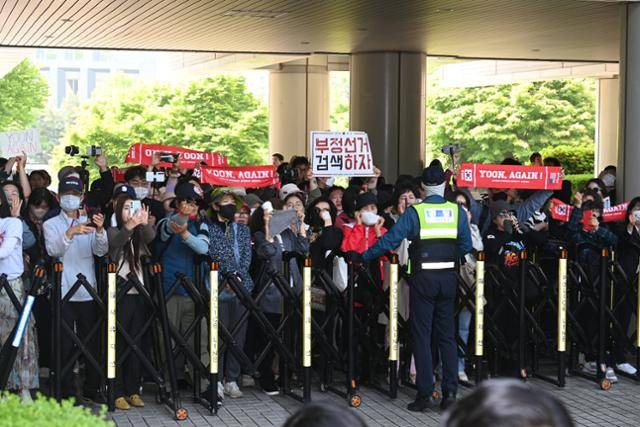 윤석열 전 대통령이 12일 서울 서초구 서울중앙지법에서 열린 내란 우두머리 등 혐의 3차 공판에 출석한 가운데 지지자들이 구호를 외치고 있다. 사진공동취재단