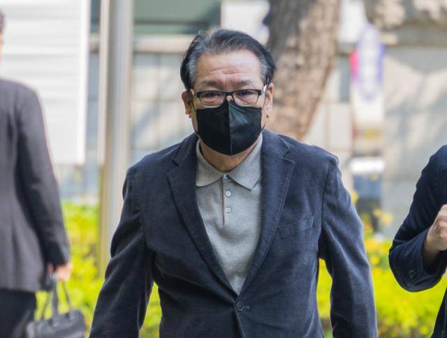 정치자금법 위반 혐의를 받는 '건진법사' 전성배씨가 12일 두 번째 재판을 받기 위해 서울남부지법에 출석하고 있다. 정다빈 기자