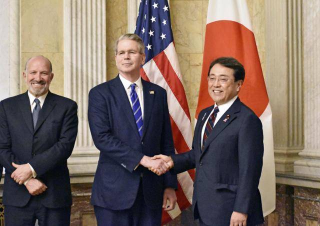 스콧 베선트(가운데) 미국 재무부 장관과 아카자와 료세이(오른쪽) 일본 경제재생담당장관이 1일 미 워싱턴 재무부 청사에서 2차 관세 협상을 앞두고 기념촬영하고 있다. 왼쪽은 하워드 러트닉 미 상무부 장관. 워싱턴=교도 연합뉴스