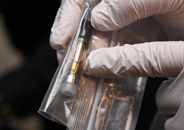 2023년 2월 서울 강남구 서울세관 강당에서 관세청이 공개한 액상형 대마 카트리지. 한국일보 자료사진