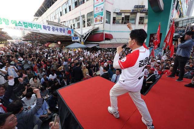 김문수 국민의힘 대선 후보가 12일 대구 서문시장에서 시민들에게 지지를 호소하고 있다. 연합뉴스