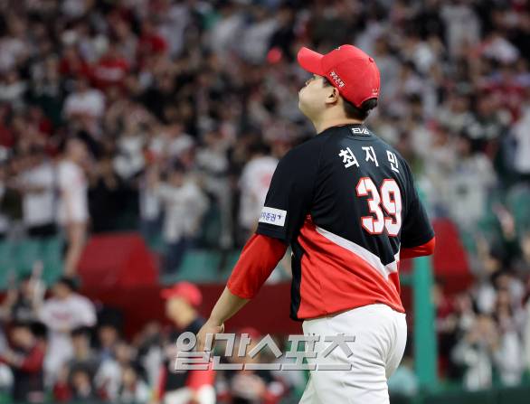 11일 인천 SSG 랜더스전에서 거듭 볼넷을 허용한 최지민. IS 포토