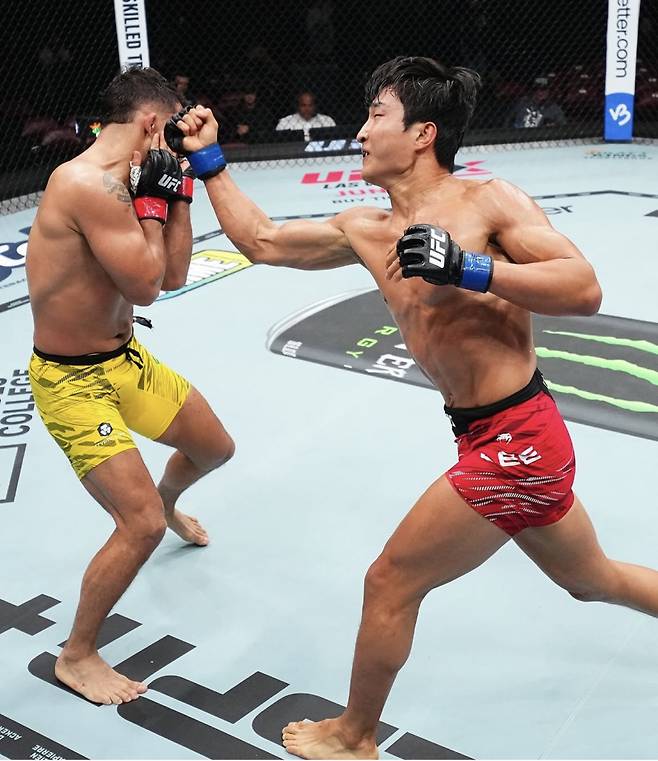 이정영(오른쪽)이 다니엘 산토스를 공격하고 있다. 사진=UFC 코리아 SNS