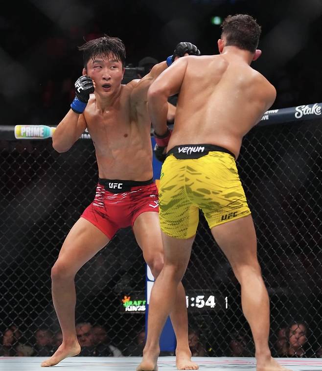 이정영(왼쪽)이 다니엘 산토스를 공격하고 있다. 사진=UFC 코리아 SNS