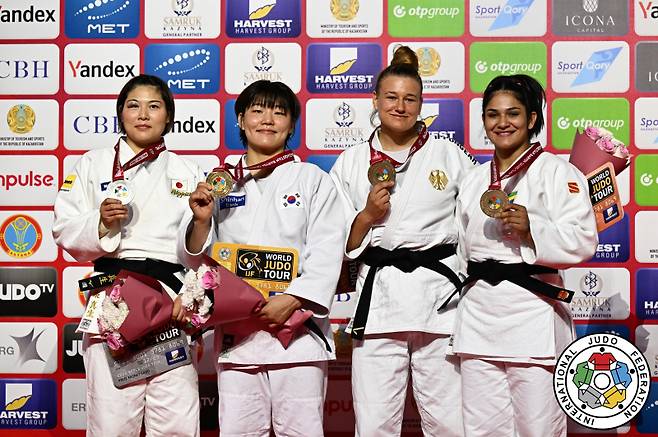 여자 유도 그랜드슬램 78KG급에서 금메달을 딴 김민주(왼쪽에서 두 번째). 사진=국제유도연맹