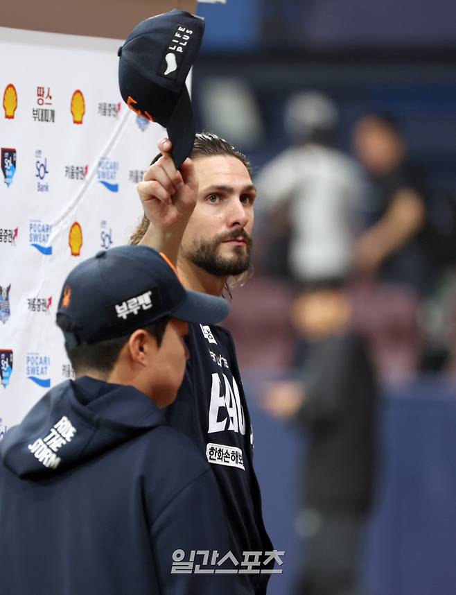 11일 오후 서울 고척스카이돔에서 열린 2025 프로야구 한화 와 키움 경기. 한화가 8-0 승리했다. 경기종료후 승리투수가 된 와이스가 팬들에게 인사하고 있다. 고척=정시종 기자 capa@edaily.co.kr