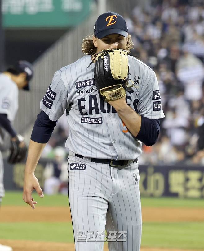 4월 10일 오후 잠실야구장에서 열린 2025 프로야구 한화와 두산 경기. 한화 선발 와이스가 8회 두산 김기연을 삼진아웃시키고 교체 되고있다. 잠실=정시종 기자 capa@edaily.co.kr