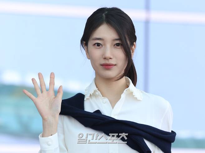 배우 수지가 26일 오후 해외 일정 참석을 위해 인천국제공항을 통해 싱가포르로 출국하고 있다. 서병수 기자 qudtn@edaily.co.kr /2025.03.26/