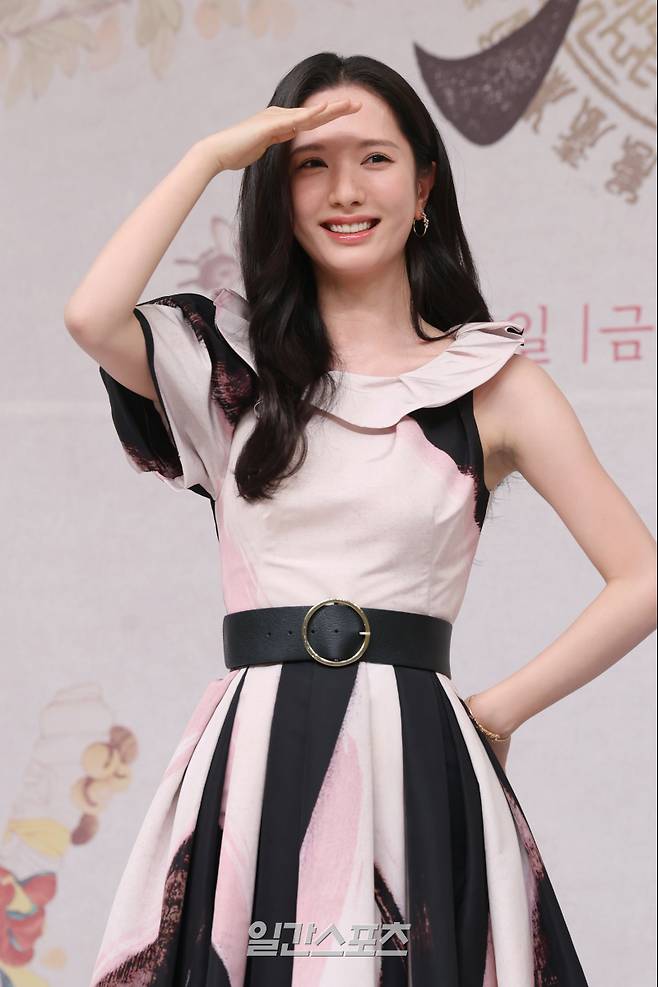 배우 김지연이 17일 오후 서울 양천구 목동SBS에서 열린 SBS 새 금토드라마 '귀궁' 제작발표회에 참석해 포즈를 취하고 있다. '귀궁'은 영매의 운명을 거부하는 무녀 여리와 여리의 첫사랑 윤갑의 몸에 갇힌 이무기 강철이가 왕가에 원한을 품은 팔척귀에 맞닥뜨리며 몸과 혼이 단단히 꼬여버리는 육신 쟁탈 판타지 로코. 18일 밤 9시 50분 첫 방송. 서병수 기자 qudtn@edaily.co.kr /2025.04.17/