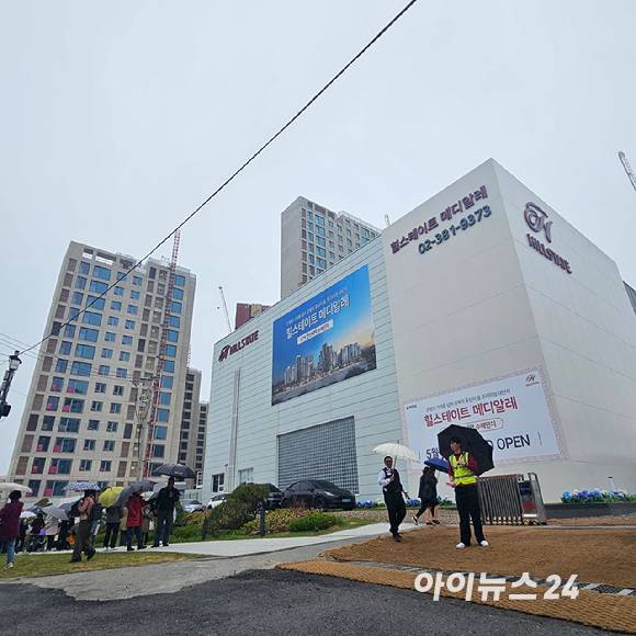 힐스테이트 메디알레 견본주택 전경 너머로 공사 현장이 보인다. 2025.05.09 [사진=이효정 기자 ]