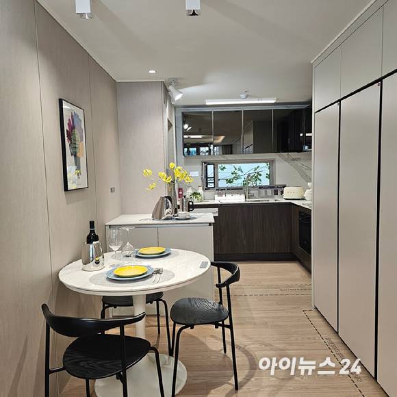 힐스테이트 메디알레 견본주택 내 전용 59㎡A 유니트 부엌 전경 2025.05.09 [사진=이효정 기자 ]
