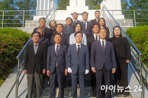 12일 더불어민주당 안동·예천선거대책위원회는 충혼탑을 참배하며 공식 선거운동을 시작하고 있다. [사진=더불어민주당 안동·예천선거대책위원회]