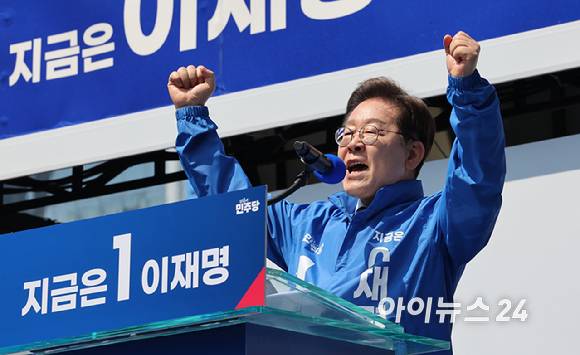 이재명 더불어민주당 대선 후보가 6·3 대통령선거 공식 선거운동 첫날인 12일 '빛의 혁명'을 상징하는 공간인 서울 광화문 청계광장에서 연설을 하고 있다. [사진=곽영래 기자]