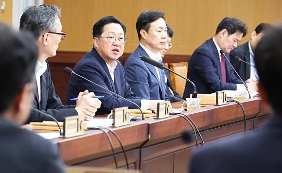 이장우 대전시장이 12일 주간업무회의를 주재하고 있다.[사진=대전시]