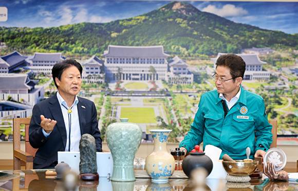 이병환 성주군수와 이철우 경북도지사(왼쪽부터)가 성주지역 현안을 논의하고 있다 [사진=성주군]