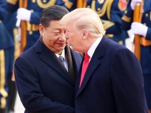 2017년 베이징 인민대회당에서 열린 도널드 트럼프 미국 대통령 방중 환영행사에서 시진핑 중국 국가주석과 트럼프 대통령이 악수를 하고 있다. [사진=연합뉴스]