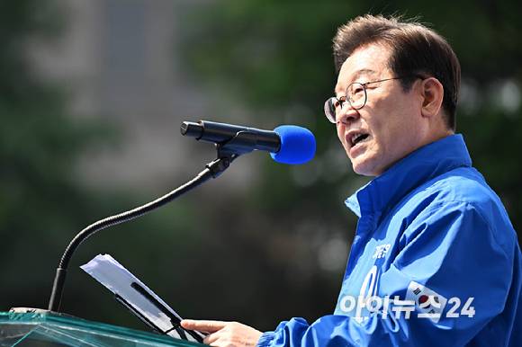 이재명 더불어민주당 대선 후보가 6·3 대통령선거 공식 선거운동 첫날인 12일 '빛의 혁명'을 상징하는 공간인 서울 광화문 청계광장에서 연설을 하고 있다. [사진=곽영래 기자]