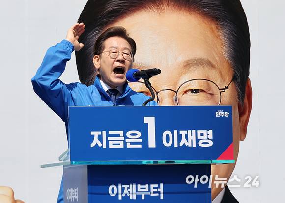 이재명 더불어민주당 대선 후보가 6·3 대통령선거 공식 선거운동 첫날인 12일 '빛의 혁명'을 상징하는 공간인 서울 광화문 청계광장에서 연설을 하고 있다. [사진=곽영래 기자]