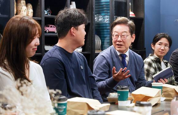 더불어민주당 이재명 대선 후보가 12일 경기 성남시 한 판교 오피스텔에서 열린 'K-혁신' 브라운백미팅에서 판교 IT 개발자 2030 직장인들과 간담회를 갖고 있다. 2025.5.12 [공동취재] [사진=연합뉴스]