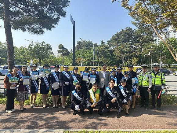 참가자들이 ‘공유 자전거·킥보드(PM)&nbsp;가상주차구역’&nbsp;시범 운영 캠페인을 펼치고 있다. [사진=수원특례시]