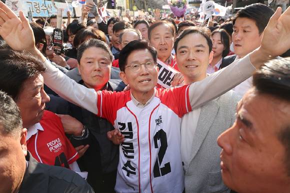 국민의힘 김문수 대선 후보가 12일 대구 서문시장을 방문해 시민들과 인사하고 있다. 2025.5.12 [사진=연합뉴스]