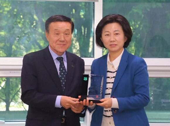 오늘 국회 제6간담회의실에서 한국4-H중앙본부 전병설 회장이 송옥주 의원에게 정책 자문위원 위촉패를 전달하고 기념 촬영을 하고 있다. [사진=송옥주 의원실]