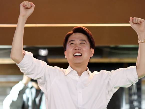 개혁신당 이준석 대선 후보가 제21대 대통령 선거 공식 선거운동 첫날인 12일 서울 청계광장에서 열린 출정식에서 연설을 마친 후 포즈를 취하고 있다. 2025.5.12 [사진=연합뉴스]