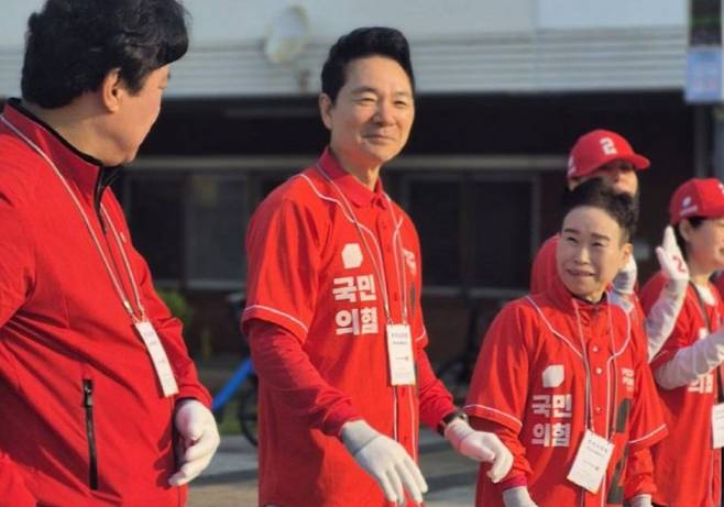 12일 장성민 전 의원(가운데)이 국민의힘 선거운동원들과 함께 거리 유세에 나선 모습. (본인 페이스북 캡처)