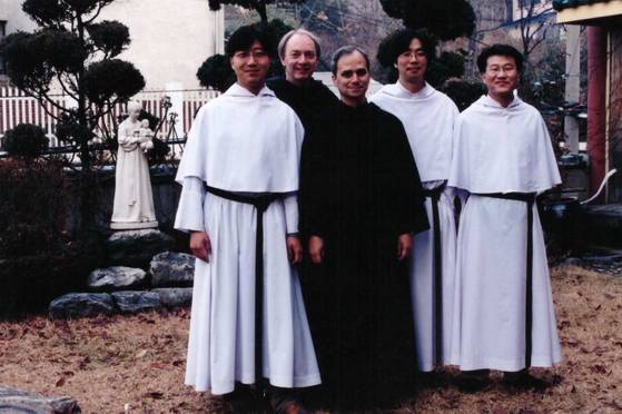 성 아우구스띠노 수도회 총장 시절 한국을 찾은 프레보스트 총장(가운데). 수도회 수사들은 같은 수도회 출신 교황이 선출된 것에 대해 기쁘다고 했다. 사진 아우구스띠노 수도회