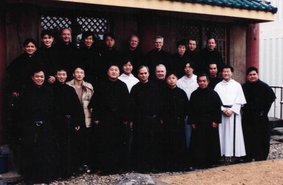 레오 14세 교황은 지금껏 한국을 네 차례 방문했다. 수도회 총장 시절, 한국의 수사들과 함께 찍은 사진이다. 사진 아우구스띠노 수도회