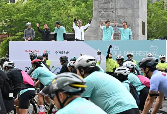 오세훈 서울시장이 ‘2025 서울자전거대행진’ 출발지인 광화문광장에서 참가자들을 응원하고 있다. 사진 서울시