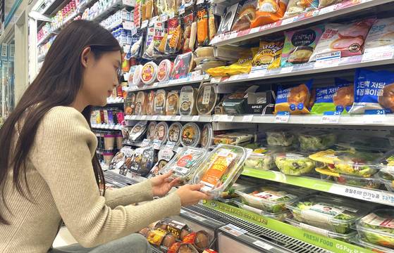서울의 한 편의점에서 신석식품 가격을 비교하고 있는 방문객. 중앙포토