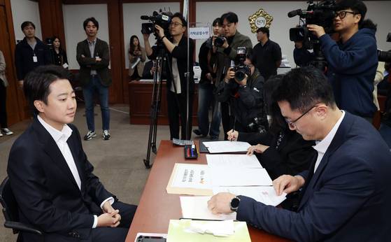이준석 제21대 대통령 선거 개혁신당 후보가 10일 오전 경기도 과천시 중앙선거관리위원회에서 후보자 등록을 하고 있다. 뉴스1