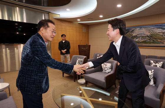 홍준표 전 대구시장이 10일 오후 인천국제공항 제1여객터미널에서 미국 출국을 앞두고 배웅온 이준석 개혁신당 대선후보와 악수를 나누고 있다. 뉴시스