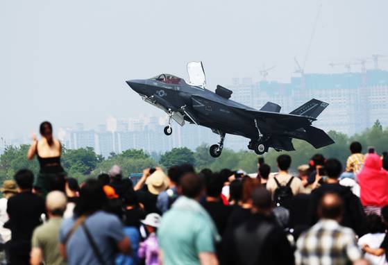 5월 11일 경기도 평택시 주한미공군 오산기지에서 열린 '오산 에어 파워 데이 2025'에서 미해병대 F-35B 전투기가 비행하고 있다. 연합뉴스