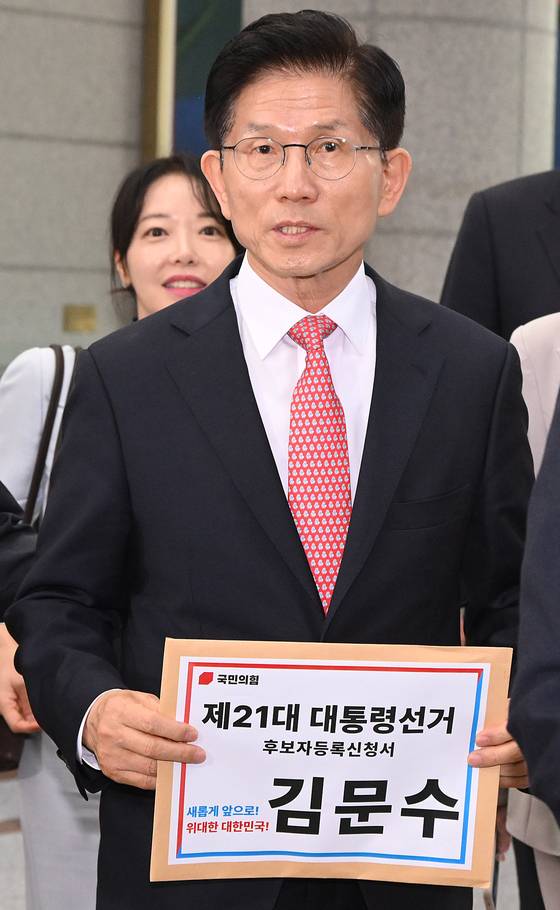 김문수 국민의힘 대선 후보가 공식 선거운동 개시를 하루 앞둔 11일 경기 과천시 중앙선거관리위원회에 도착해 후보자 등록 장소로 향하고 있다. 김성룡 기자