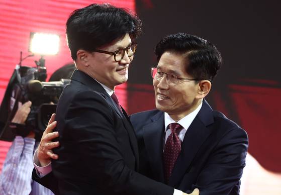 김문수 국민의힘 대통령 후보가 지난 3일 경기 고양시 킨텍스에서 열린 5차 전당대회에서 경선에 배패했던 한동훈 예비후보와 포옹하고 있다. 뉴스1
