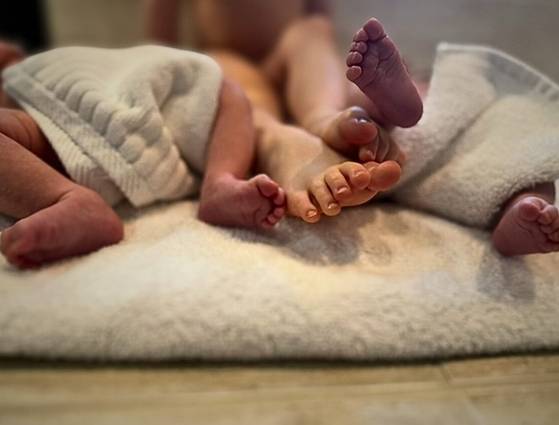 앰버 허드가 공개한 쌍둥이 발. 사진 인스타그램