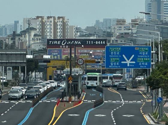 11일 낮 12시 제주시 명신마을 BRT 정류장을 떠나는 양문형 시내버스들. 최충일 기자