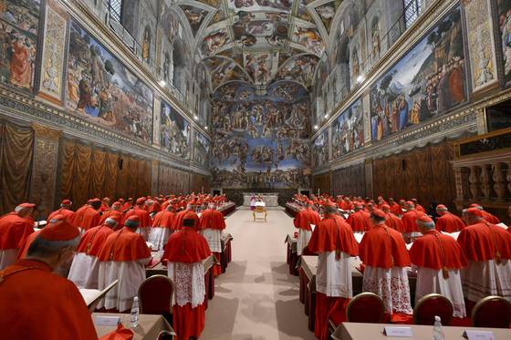 지난 8일(현지시간) 바티칸 시스티나 성당에서 새로 선출된 교황 레오 14세와 추기경들이 있는 모습. EPA=연합뉴스