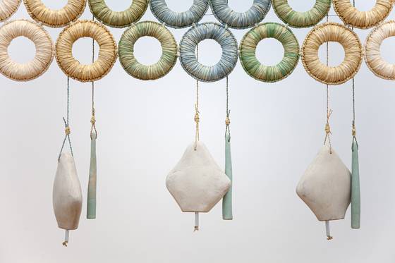 홍영인, '소품 8. 벨 스크린', 2024, 짚,골풀,도자기. 315x20x110cm. 남서원 촬영. [사진 아트선재센터]